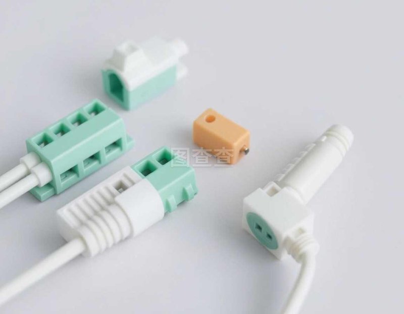电子产品，这个名词背后包含了我们日常生活中不可或缺的各种设备和工具。从智能手机到智能手表，从平板电脑到笔记本电脑，它们无处不在地改变着我们的生活方式。今天，我们就来一起盘点一下市面上常见的几类电子产品。